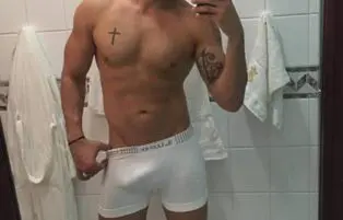 Rodrigo Marim Pelado com o Pênis Marcando na Sunga